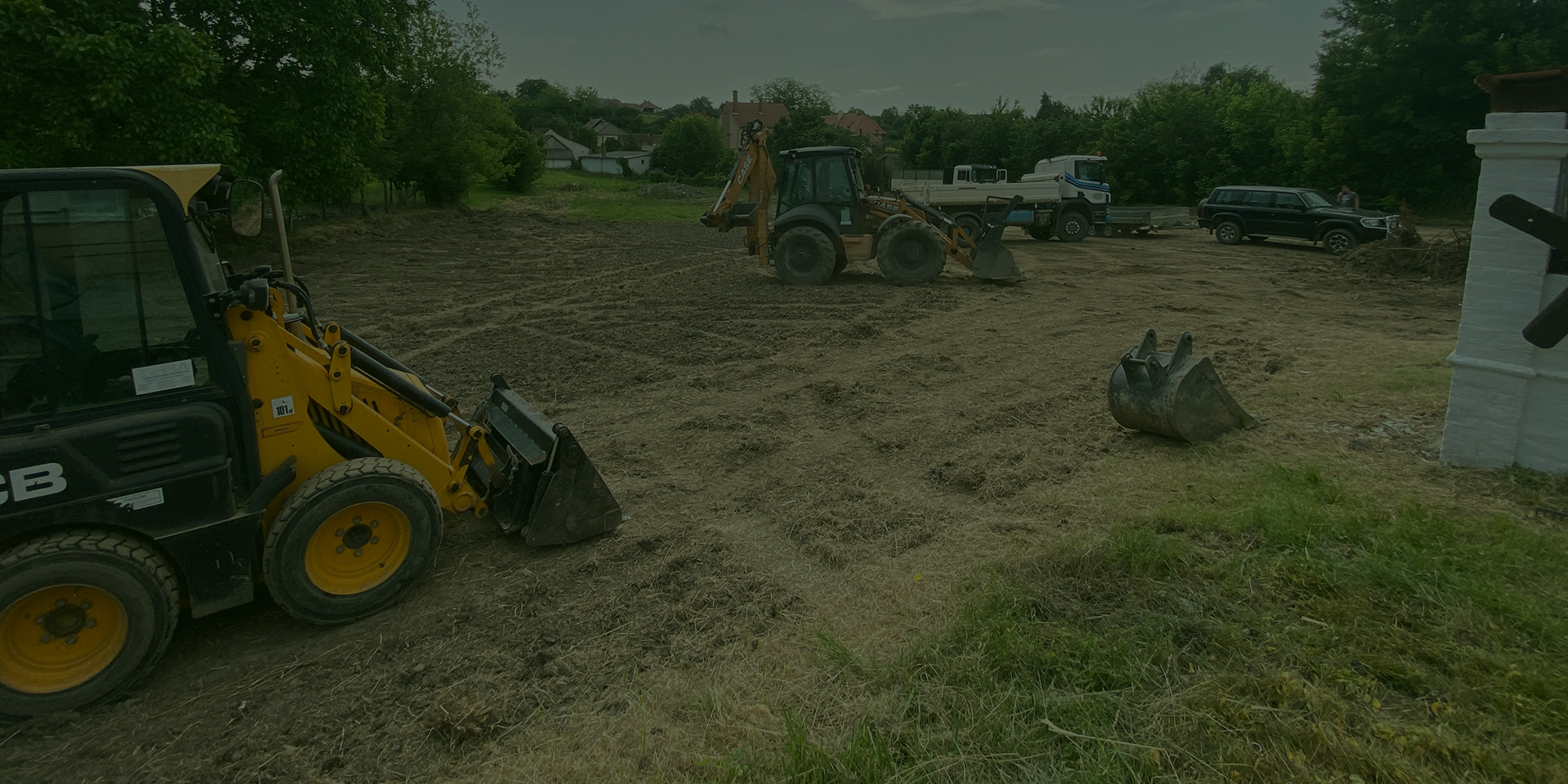 FOLDMUNKA Földmunka, gépi földmunka, markoló, markolózás, bobcat, kotrás, terep tisztítás, tereprendezés, Budapest, Pest megye, Baranya, Tolna, Somogy, Pécs, Meliva Garden