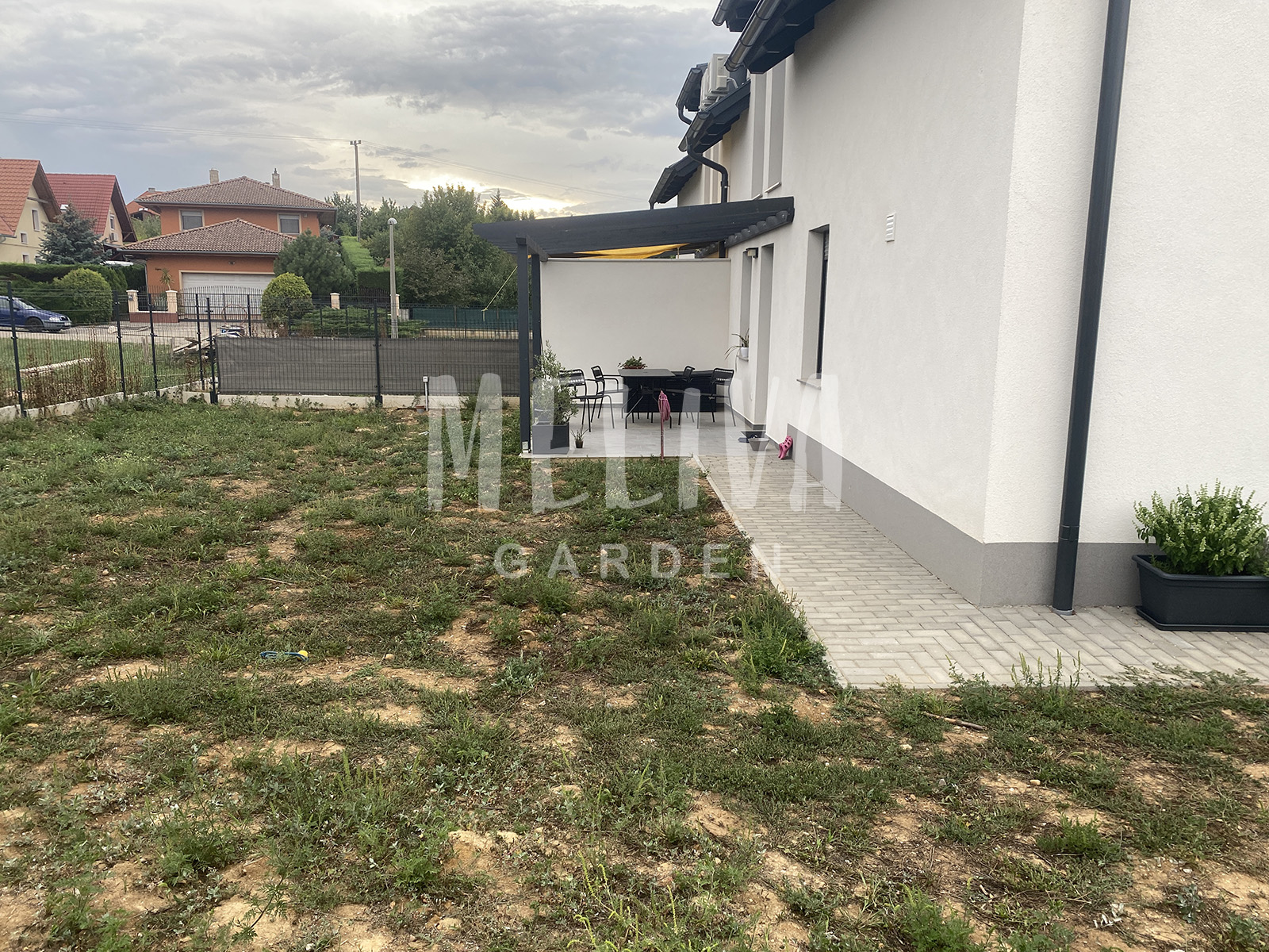 Füvesítés előtti állapot, kiégett fű - Meliva Garden