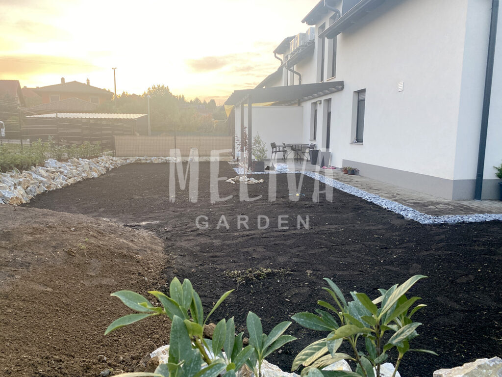 Kertépítés, füvesítés közben - Meliva Garden Pécs