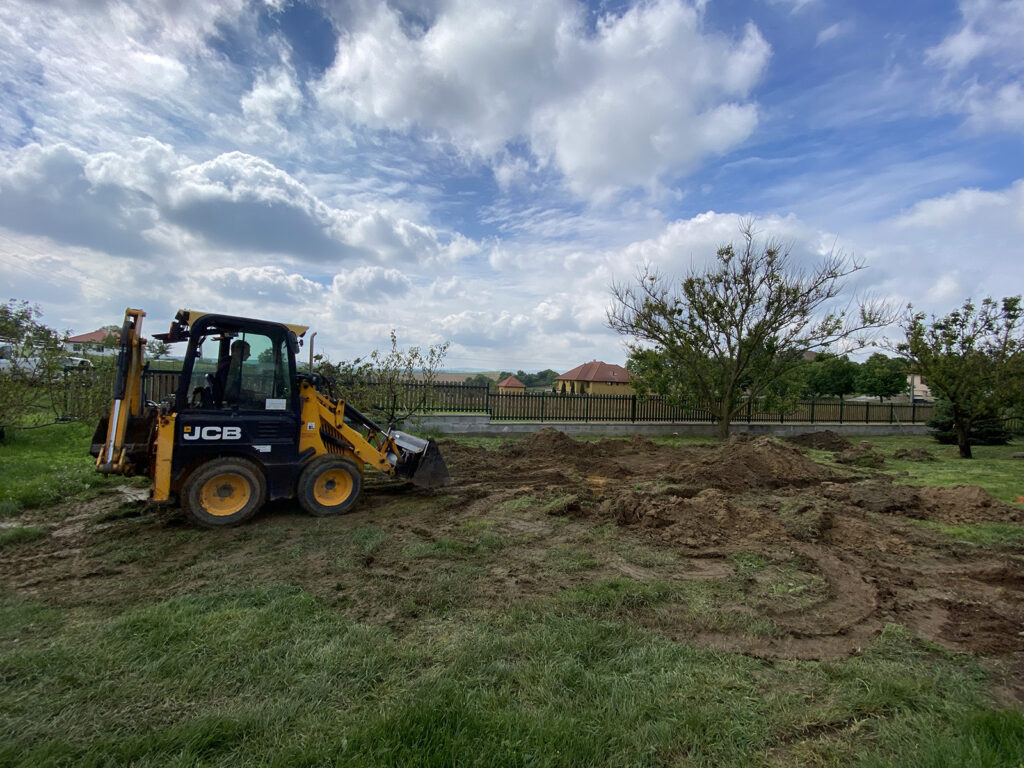 Gépi földmunka referencia Pécs, alapásás, építményalap ásása, grillterasz, nyárikonyha