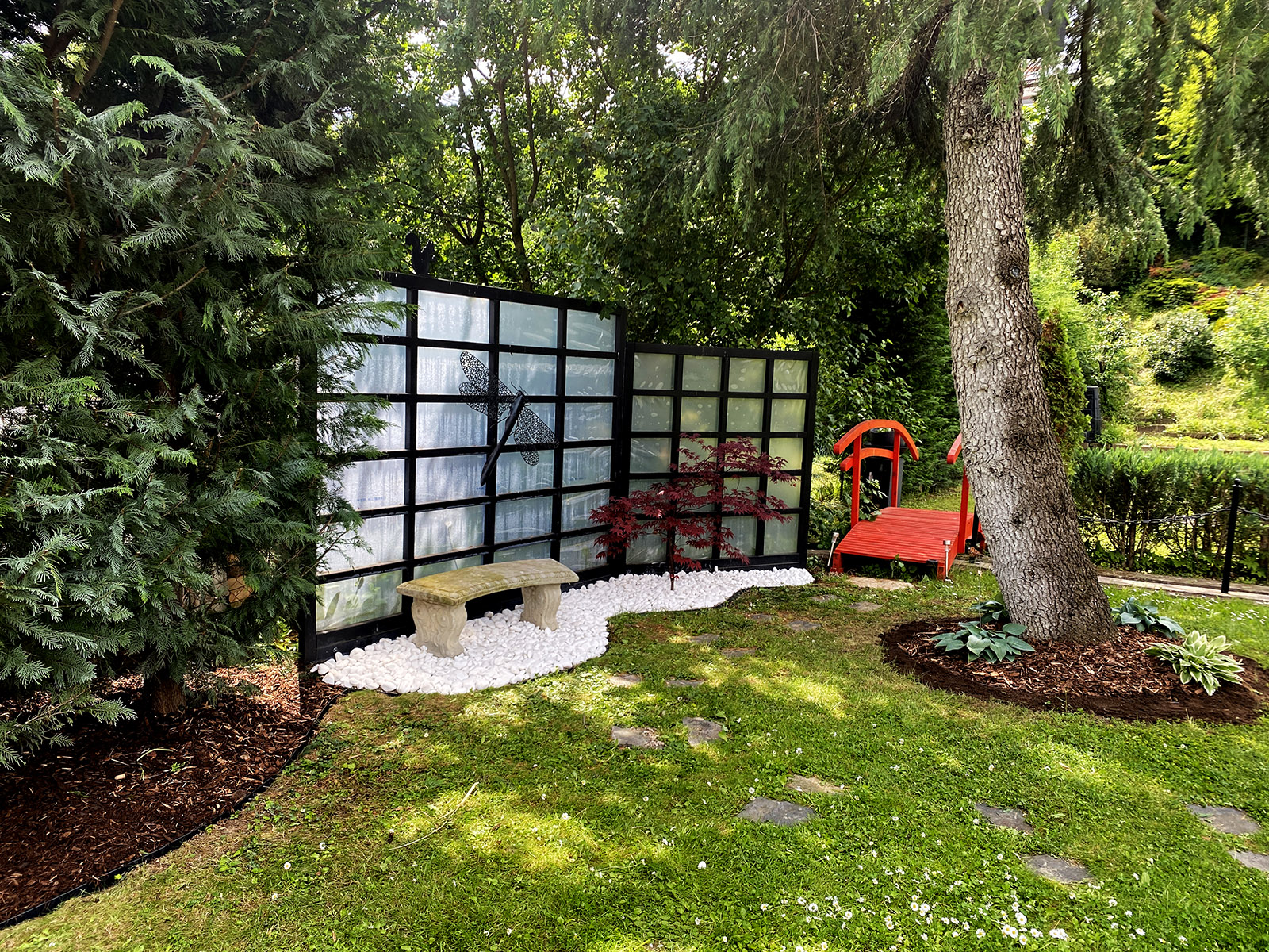 Kert felújítása Pécsen, nyugalom és harmónia, kerti híd, kerti pad, kőpad, kerti paraván